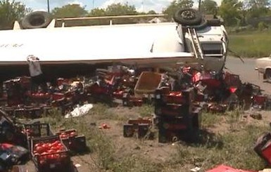 Томатное месиво: на Донбассе опрокинулась фура с помидорами