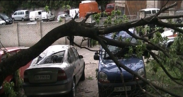 Последствия урагана: На Ровненщине ветер убил пенсионерку, а под Тернополем больница осталась без крыши