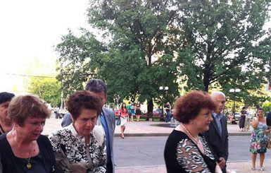 Людмила Янукович посмотрела спектакль про националистов