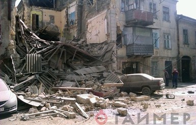 За разбор завалов дома в Одессе взялись военные