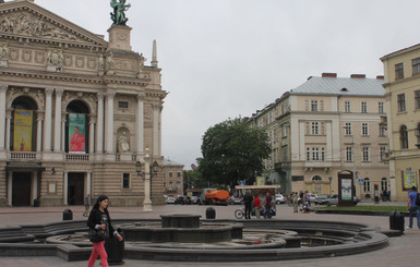 Неработающий фонтан возле Оперного 