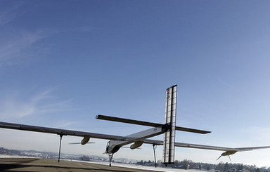 Самолет на солнечных батареях установил рекорд по дальности полета