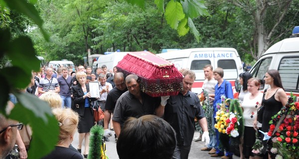 Погибшую девушку-фельдшера из Запорожья проводили в последний путь под сигнал 