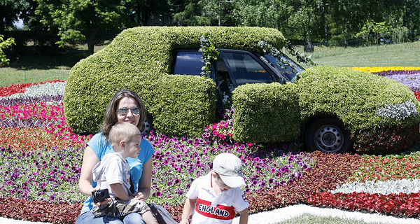 День Киева: массовая пробежка и позеленевшие авто 