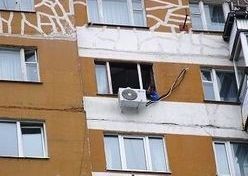 В Запорожской области 46-летний мужчина повис на кондиционере  