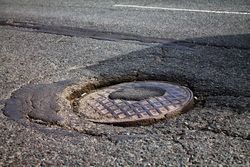 Снова ЧП с открытым люком: в Запорожской области в дыру упал пенсионер