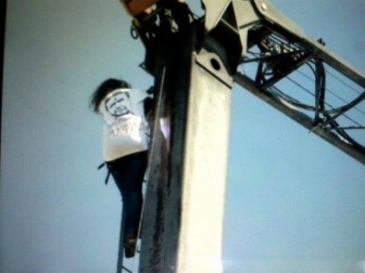 На Контрактовой площади три человека залезли на  строительный кран