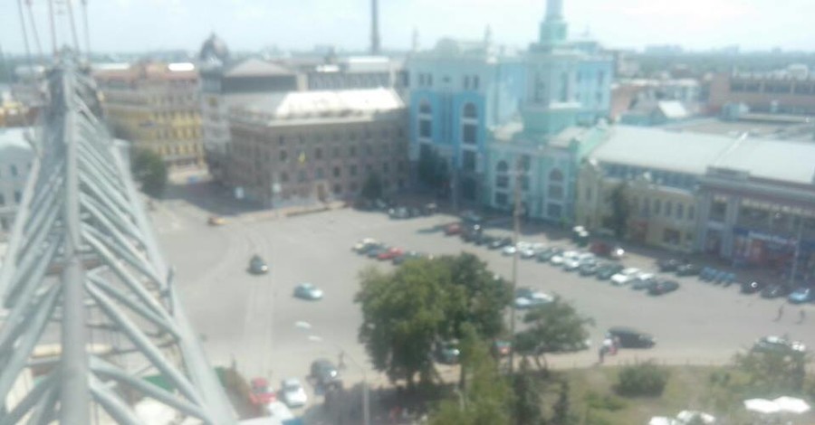 Активистов, просидевших полдня на строительном кране, забрали в отделение милиции