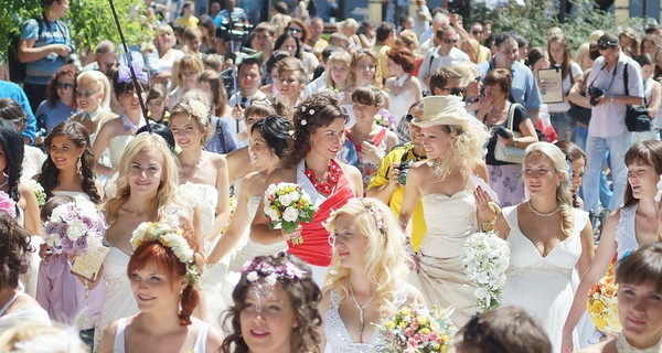 В Одессе прошел парад невест - с танцами и помолвкой