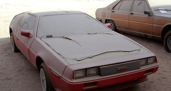 В Дубае обочины дорог завалены пыльными Porche и Ferrari