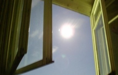 Парень, выпавший из окна в Харькове, умер по дороге в больницу