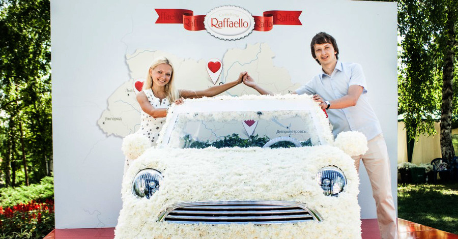 На Певческом поле припарковался уникальный романтический автомобиль