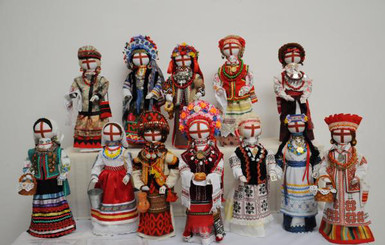 Более полусотни кукол из сена и полотна выставили во Дворце искусств