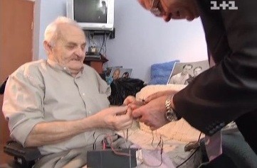 Пенсионер из Ровенской области голыми руками зажигает лампочки и пропускает через себя ток
