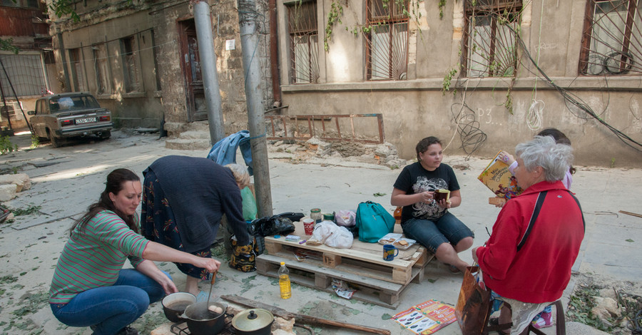 Жильцы рухнувшего в Одессе здания готовят еду на углях собственного дома