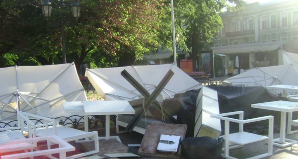 Во время урагана в Одессе падали деревья и гибли люди 