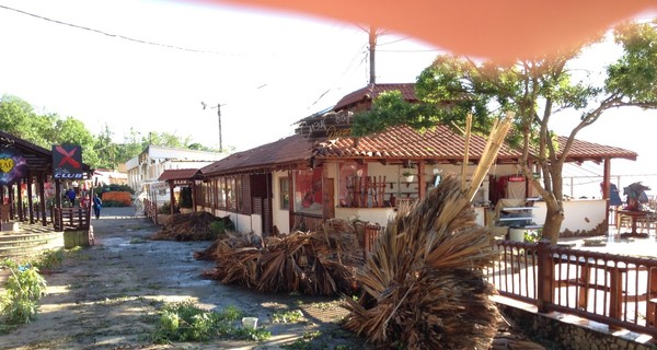 После урагана приморскую зону Одессы завалило деревянными обломками