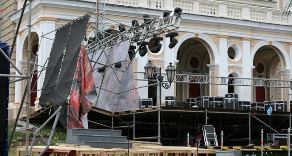 Из-за стихии в Одессе запретили купаться на пляжах и отменили культурную программу