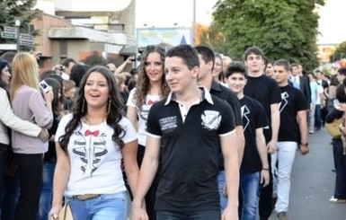 Сербские выпускники отказались от покупки праздничных нарядов в пользу благотворительности