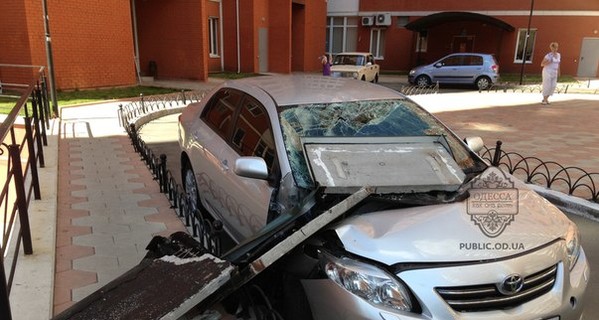 Одесса после урагана: забастовка возмущенных горожан, обрыв троллейбусных линий и раздавленные авто