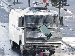 В Стамбуле вырубают парк и демонстрантов 