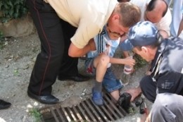 В Киеве ребенок застрял в коллекторной решетке: спасатели освобождали его ногу бензорезом 