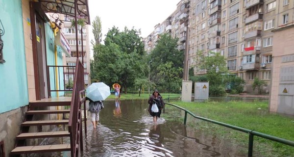 Левый берег Киева затопило после сильного дождя