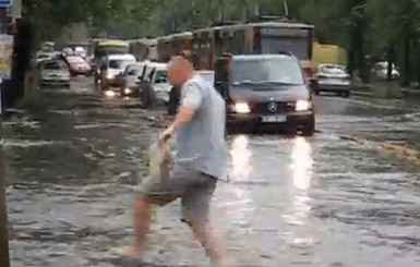 Подробности потопа в Киеве: по улицам города плавали продукты, люди и автомобили