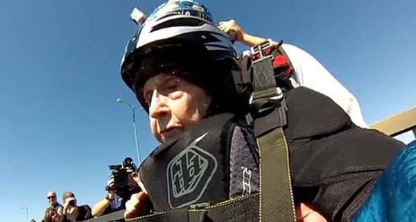 102-летняя американка прыгнула с парашютом в день своего рождения