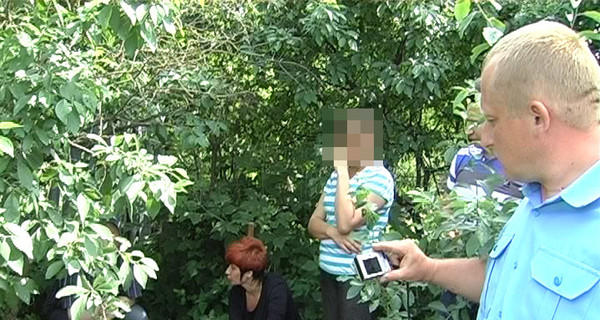 Горе-мамаша в Сумском районе похоронила новорожденного малыша на огороде