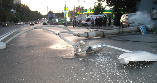 В Киеве иномарка вылетела на остановку и снесла опору 