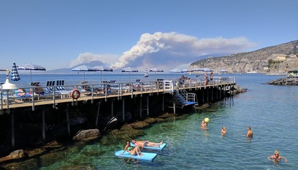 Сильные лесные пожары бушуют на вулкане Везувий