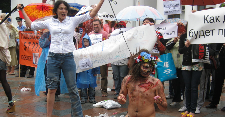 У одесской мэрии мужчина надел стринги и лаял