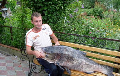 Житель Тернополя поймал в сельском пруду 37-килограммовую рыбину