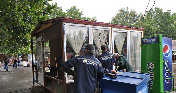 В Николаеве милиционеры таскали по земле беременную хозяйку ларька