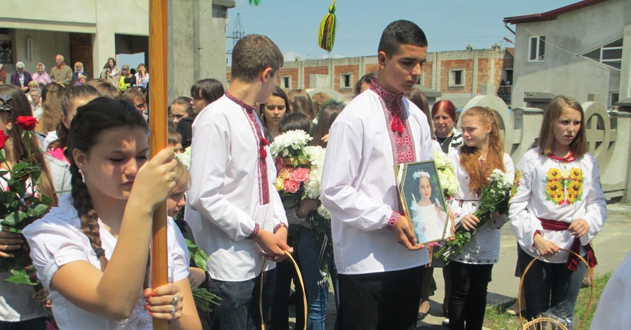 На похоронах Дианы Сидельник дети теряли сознание