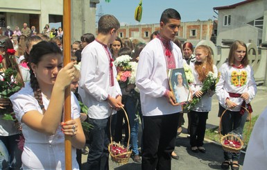 На похоронах Дианы Сидельник дети теряли сознание