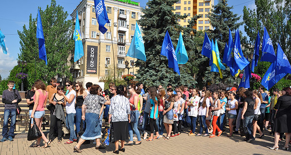 Донецкие школьники пришли на день рождения Пушкина с флагами 