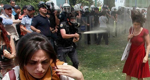 В Турции в результате столкновения с демонстрантами погиб полицейский