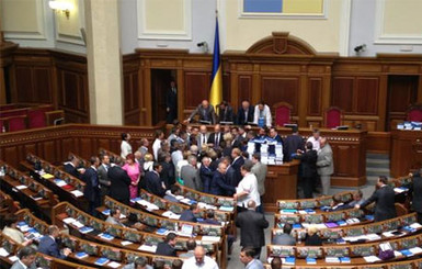 Из-за потасовки в Верховной Раде Рыбак закрыл вечернее заседание