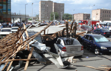 В Армении ураганный ветер снес крышу аэропорта