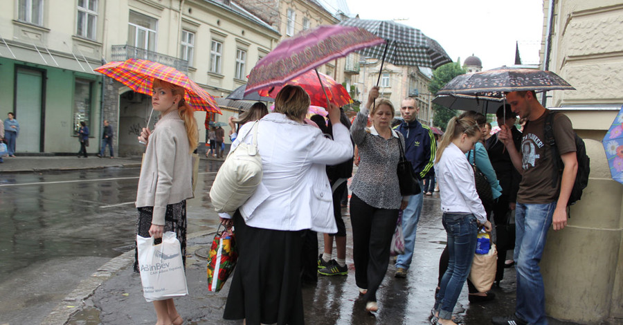 Последствия ливня во Львове: За полтора часа затопило подвалы домов, электроподстанции и улицы