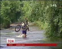 Под Киевом вода залила дорогу