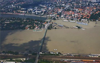 В Венгрии с наводнением помогаеют бороться 4,5 тысячи военных