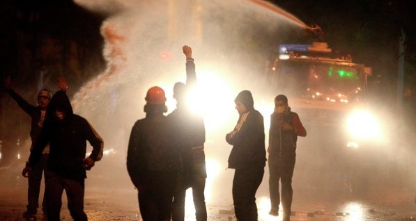 Протесты в Турции: полиция разгоняла участников митинга  слезоточивым газом и водометами