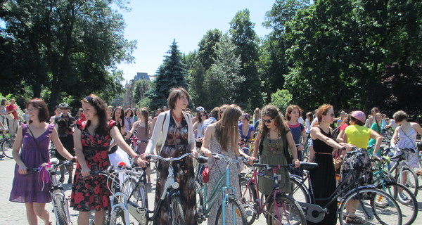 Во Львове около сотни девушек прокатились на велосипедах 