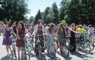 Во Львове около сотни девушек прокатились на велосипедах 
