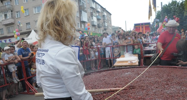 В Харьковской области сварили полтонны клубничного варенья 