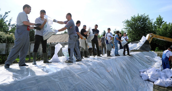 Жители Венгрии массово вышли на подготовку берегов Дуная к 