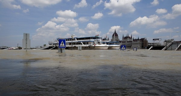 Паводок в Европе: в Праге затопило метро, а в Венгрии строят мегадамбу 